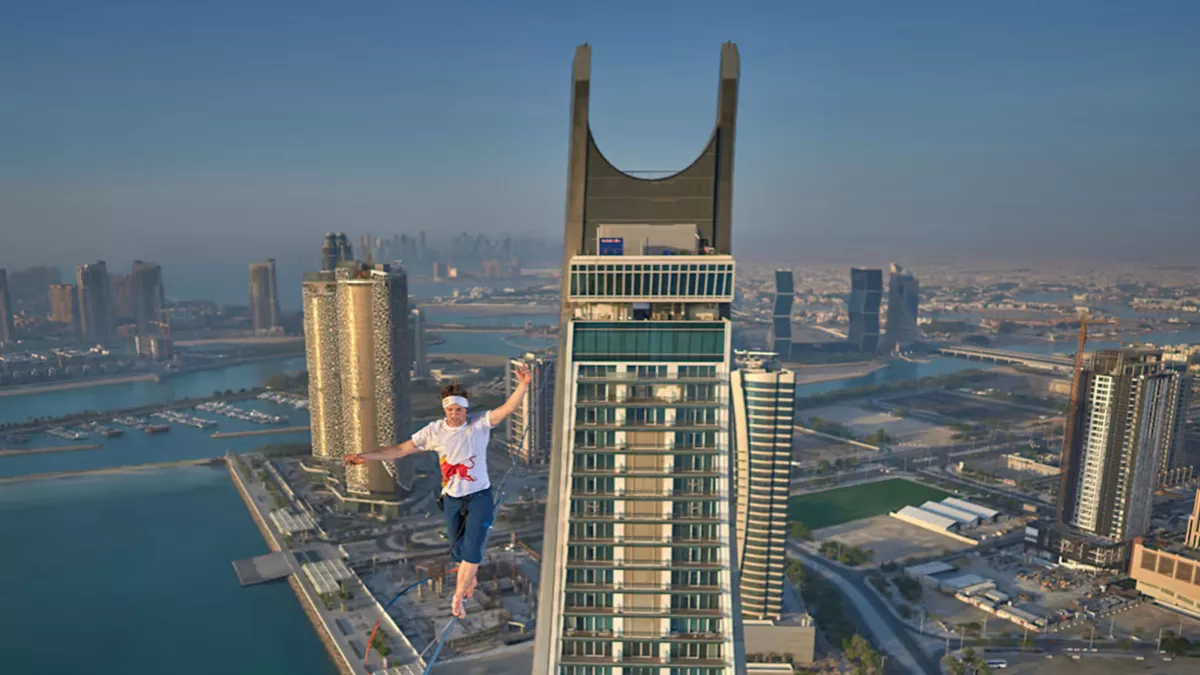 Jaan Roose establishes a world record for the longest LED slackline walk in Qatar